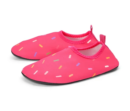 Różowe buty kąpielowe dla dzieci z kolorowymi posypkami.