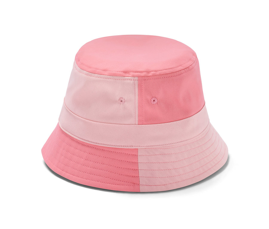 Różowy kapelusz trekkingowy.