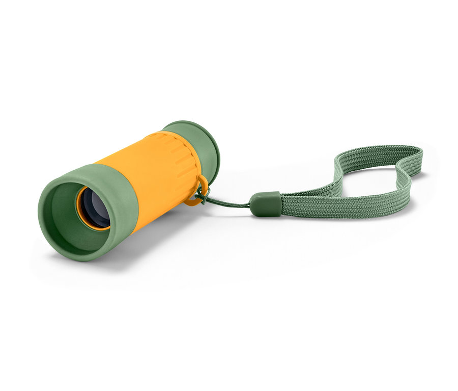 Żółto-zielona lornetka z paskiem leży na białym tle.