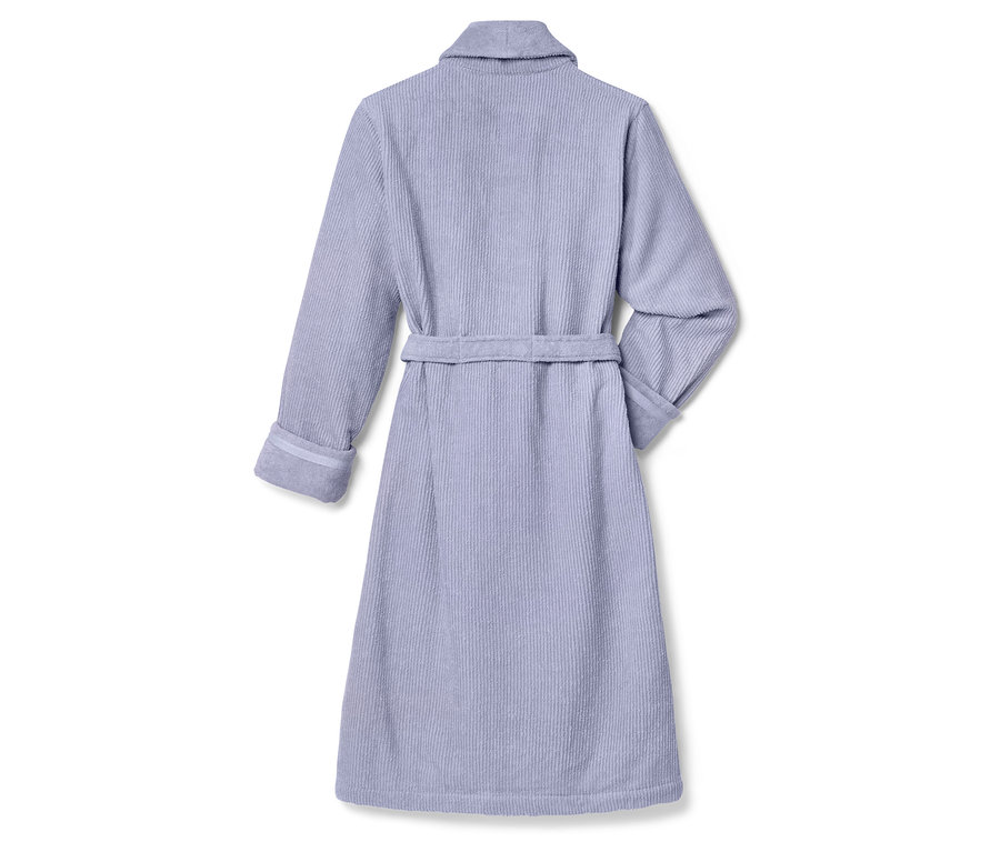 Widok z tyłu jasno fioletowego szlafroka z paskiem.