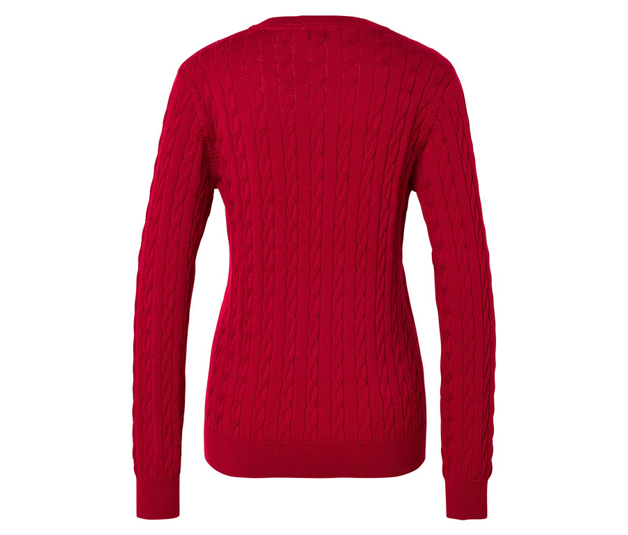 Szczegół tyłu czerwonego swetra z dzianiny ze wzorem warkoczowym.