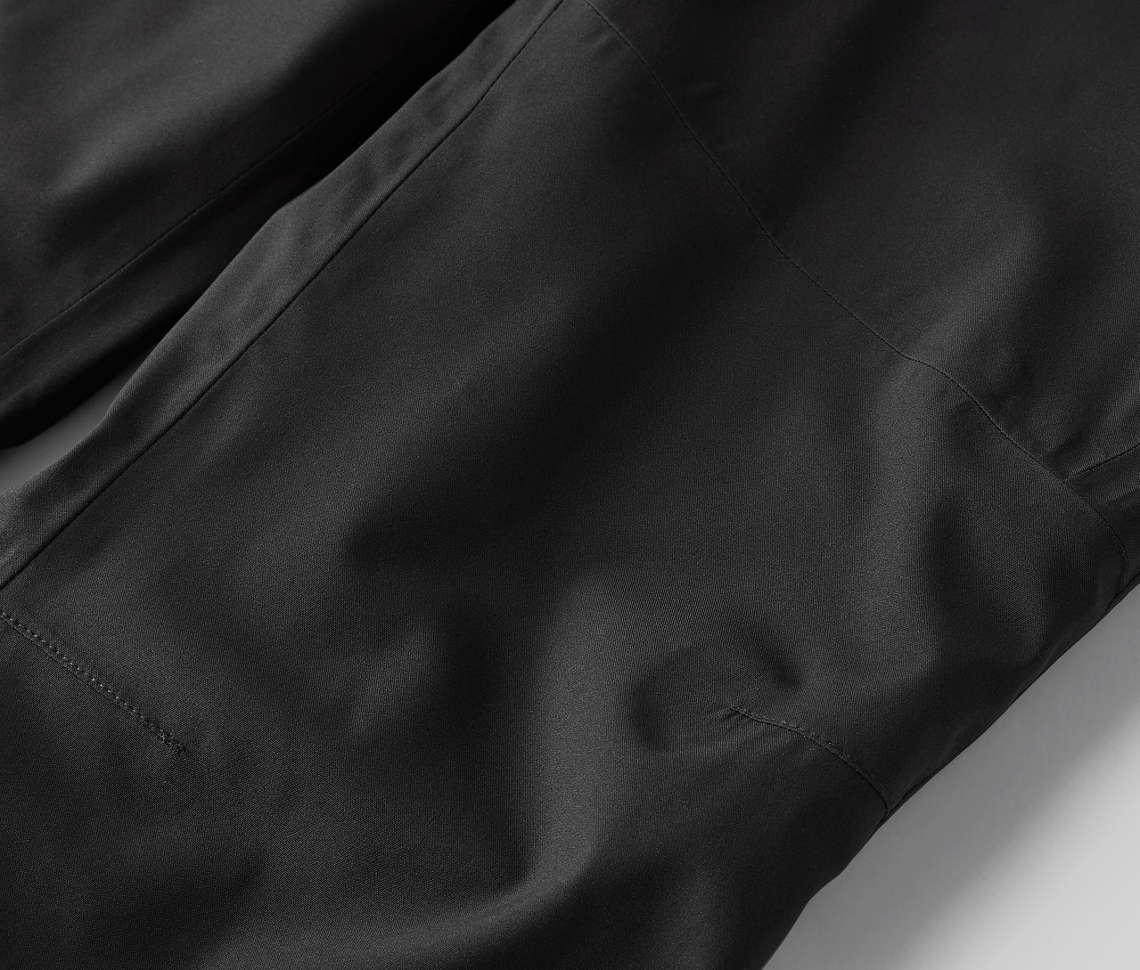 Szczegółowe ujęcie czarnych spodni.