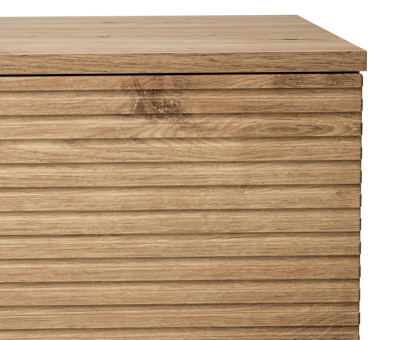 Szczegół bocznego panelu kredensu »REET« z lamelowym wyglądem.