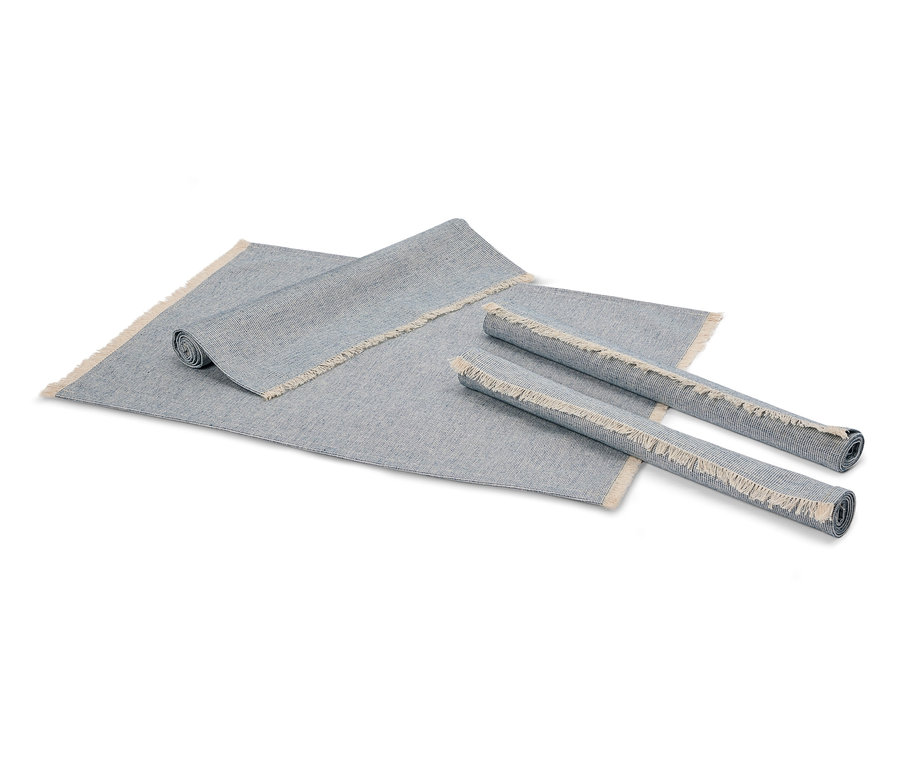 Dwa zwinięte szare dywany i jeden rozwinięty szary dywan z frędzlami.