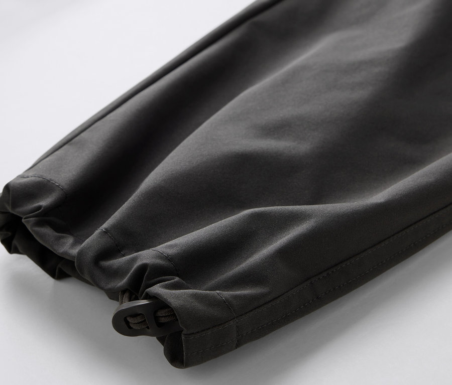 Zbliżenie na zakończenie nogawki spodni funkcyjnych 2 w 1.