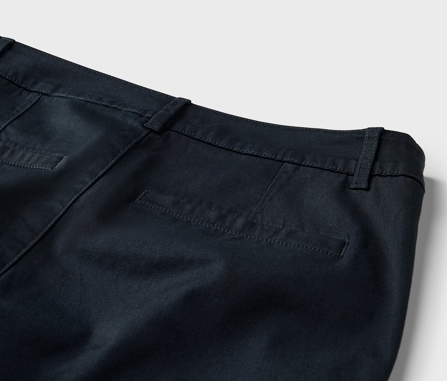 Widok z tyłu granatowych szortów chinosów.