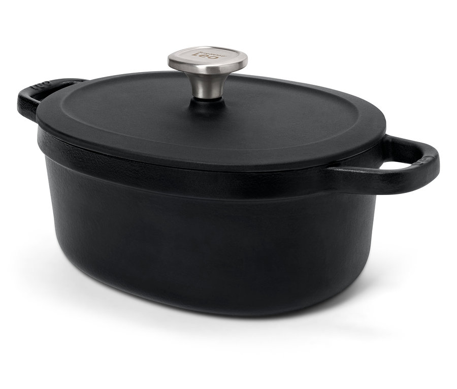 Czarny żeliwny garnek z pokrywką i srebrnym uchwytem na białym tle.