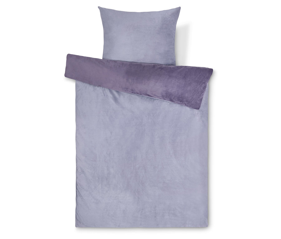Jasnofioletowa pościel z fioletową narzutą i poduszką, widok z góry.