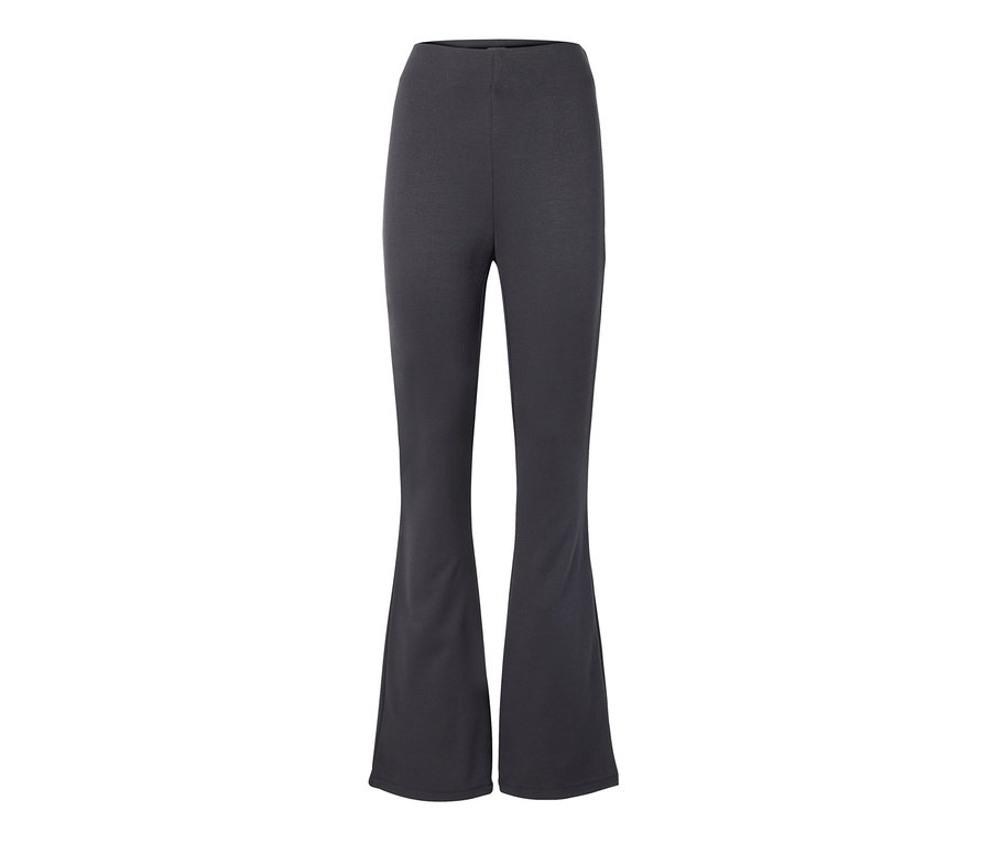 Rozszerzane legginsy na białym tle.