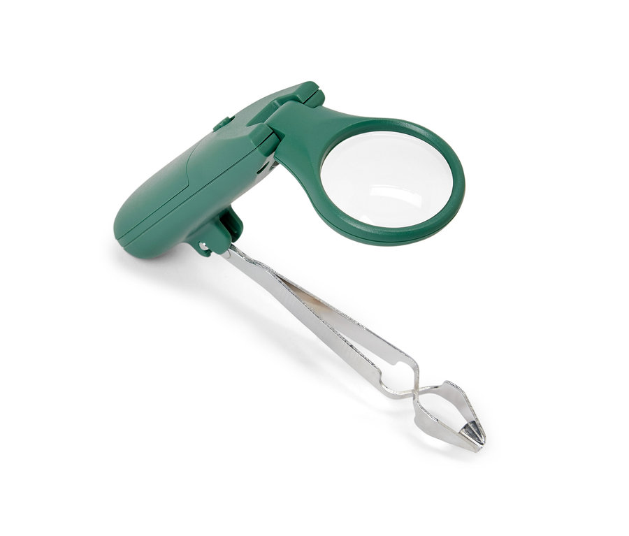 Zielony przyrząd do usuwania kleszczy u zwierząt z diodą LED i srebrnymi szczypcami.