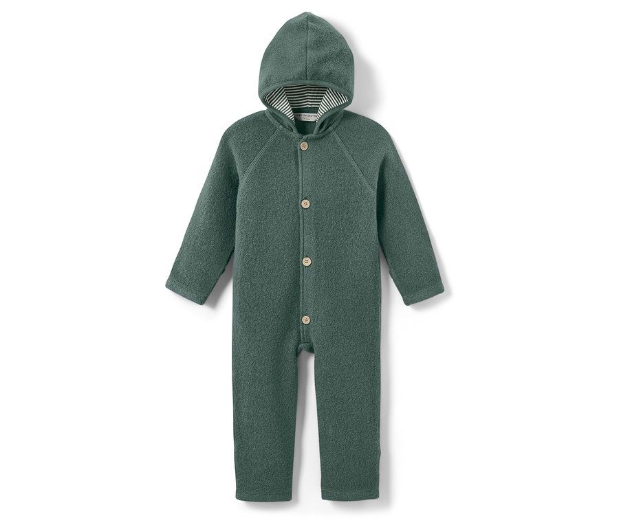 Zielony kombinezon dziecięcy z kapturem i guzikami.