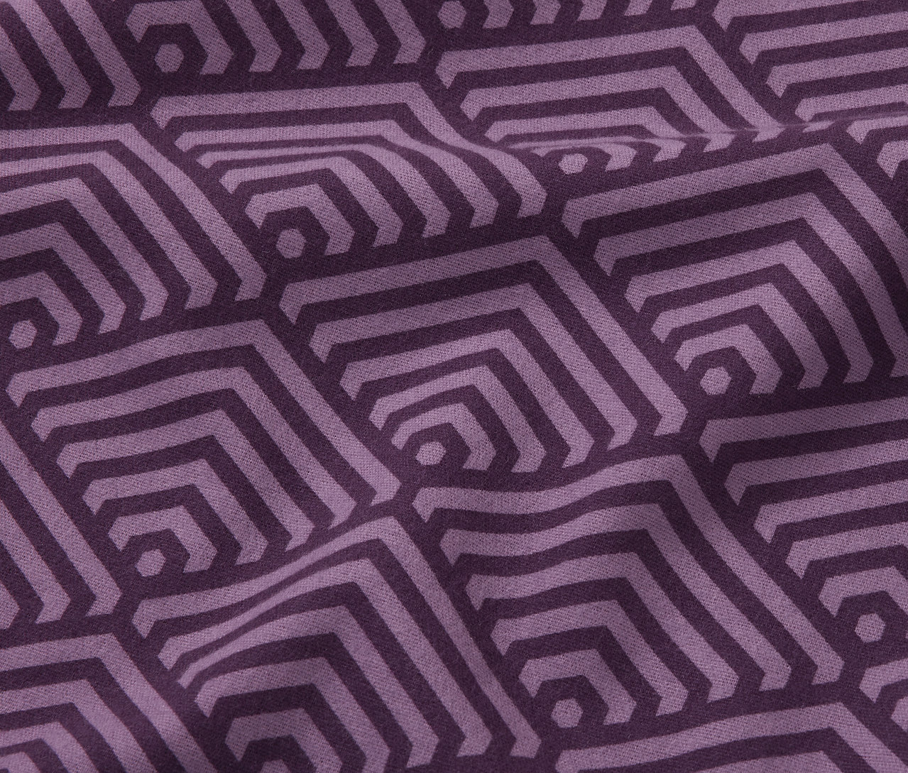 Zbliżenie na liliową pościel z flaneli o standardowym rozmiarze z geometrycznym wzorem.