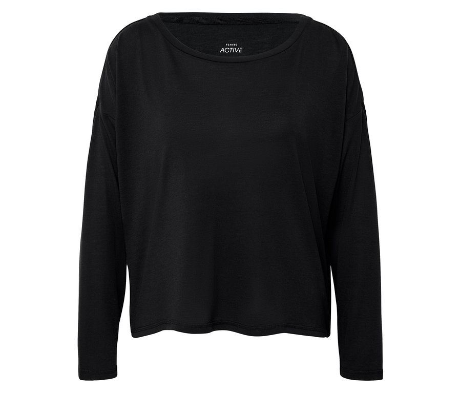 Czarna koszulka z długim rękawem na białym tle.