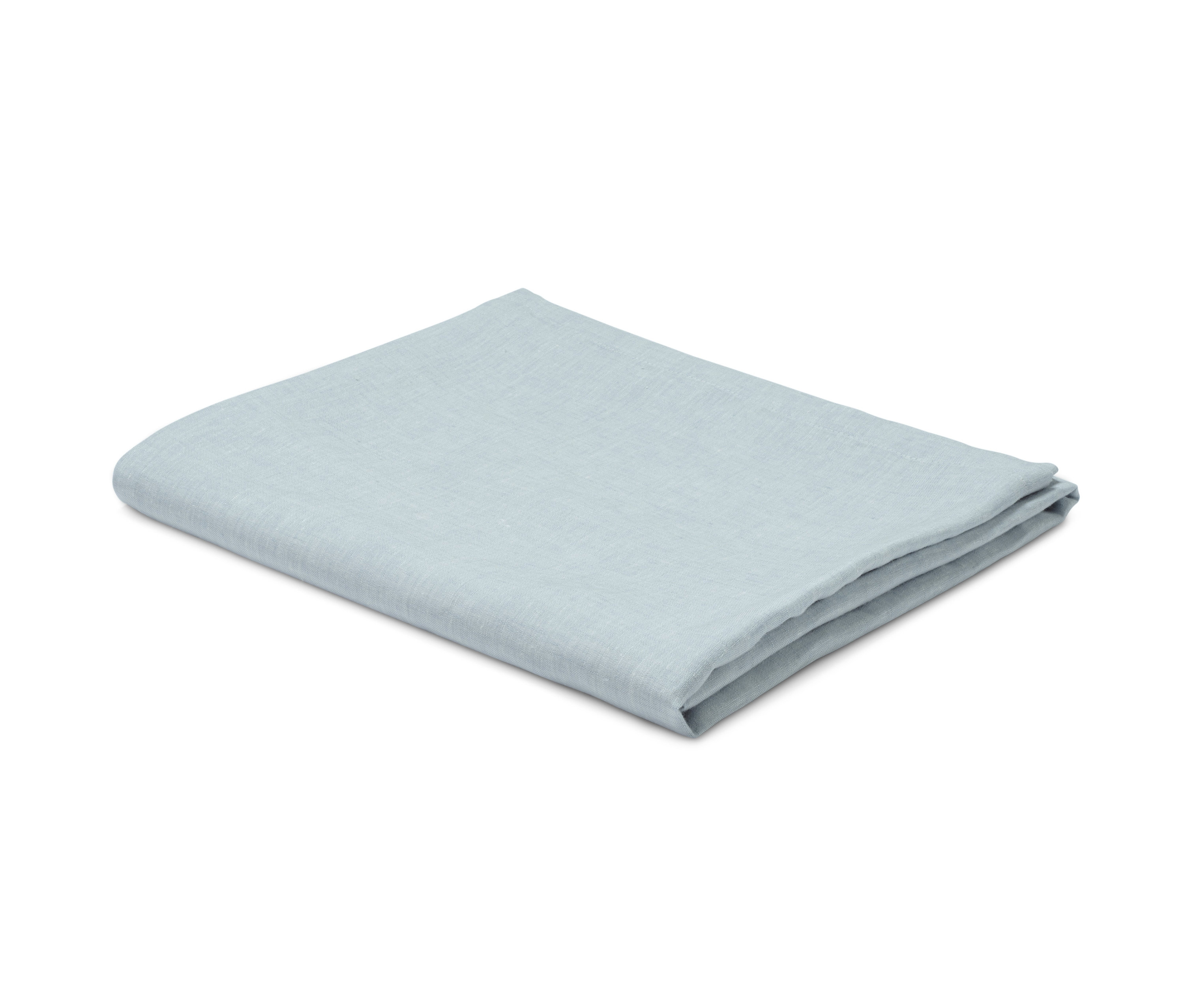 Jasnoniebieski lniany obrus o standardowej wielkości, złożony na białym tle.