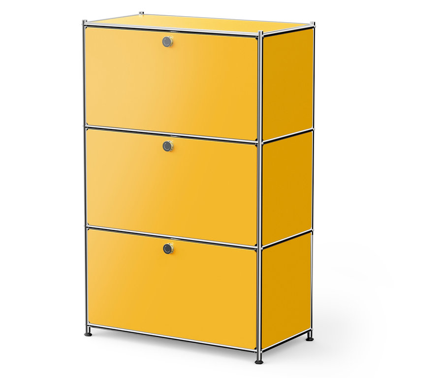 Żółta szafka z trzema poziomami i srebrną ramą na białym tle.