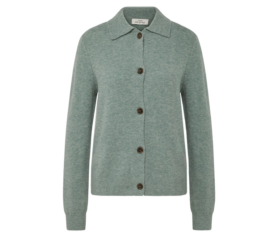 Zielony kardigan z dzianiny z brązowymi guzikami.