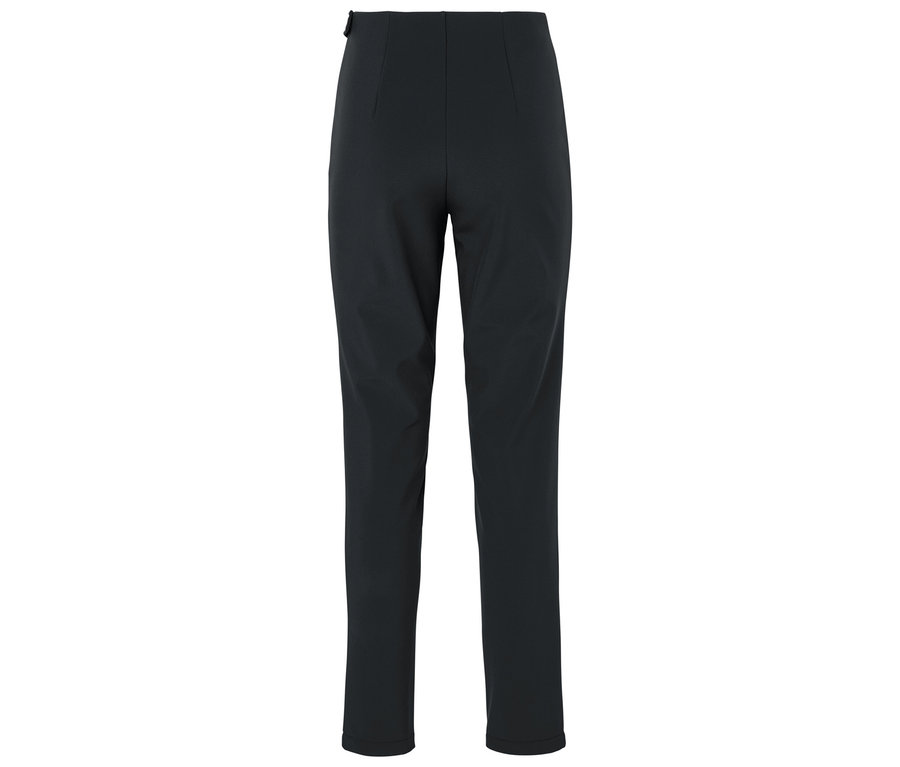 Czarne spodnie na białym tle.