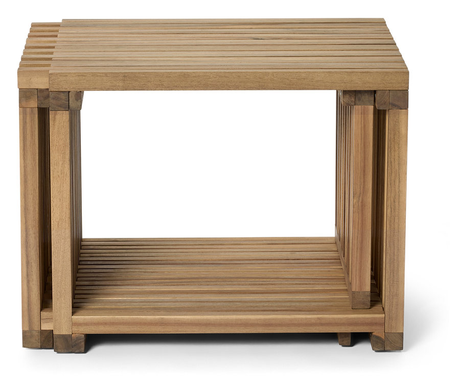 Stolik boczny z jasnego drewna z listwowanym blatem i dołem.