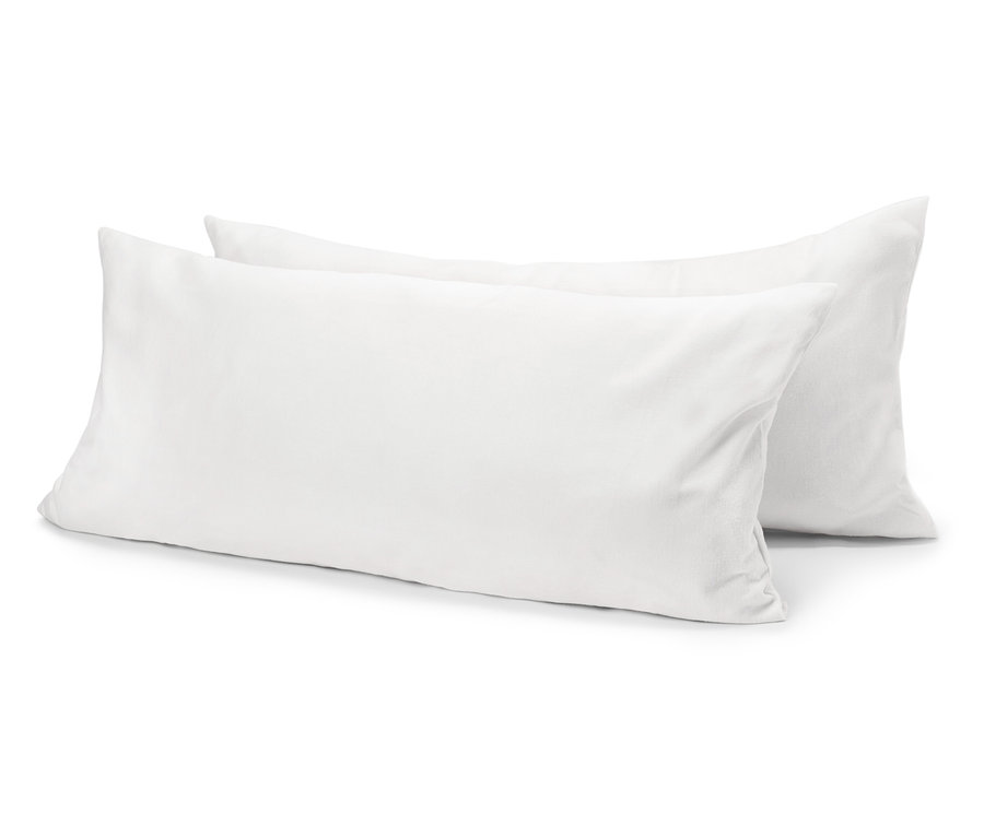 Dwie białe poduszki leżą jedna na drugiej.
