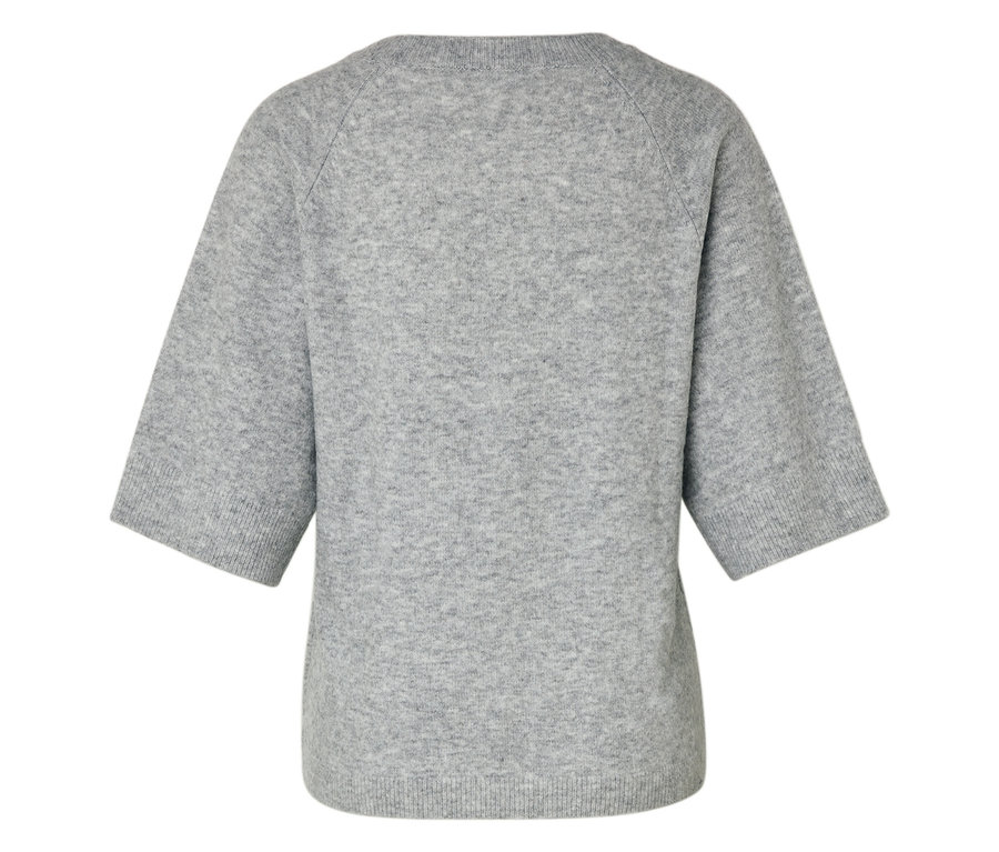 Szary sweter z krótkimi rękawami.