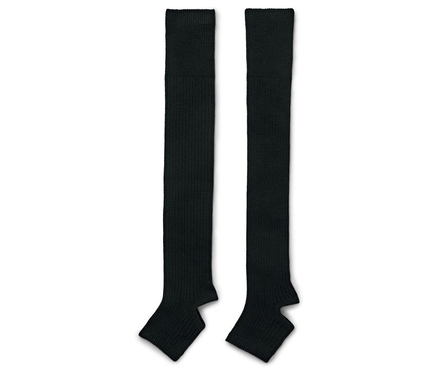 Dwa czarne getry leżą obok siebie na białym tle.