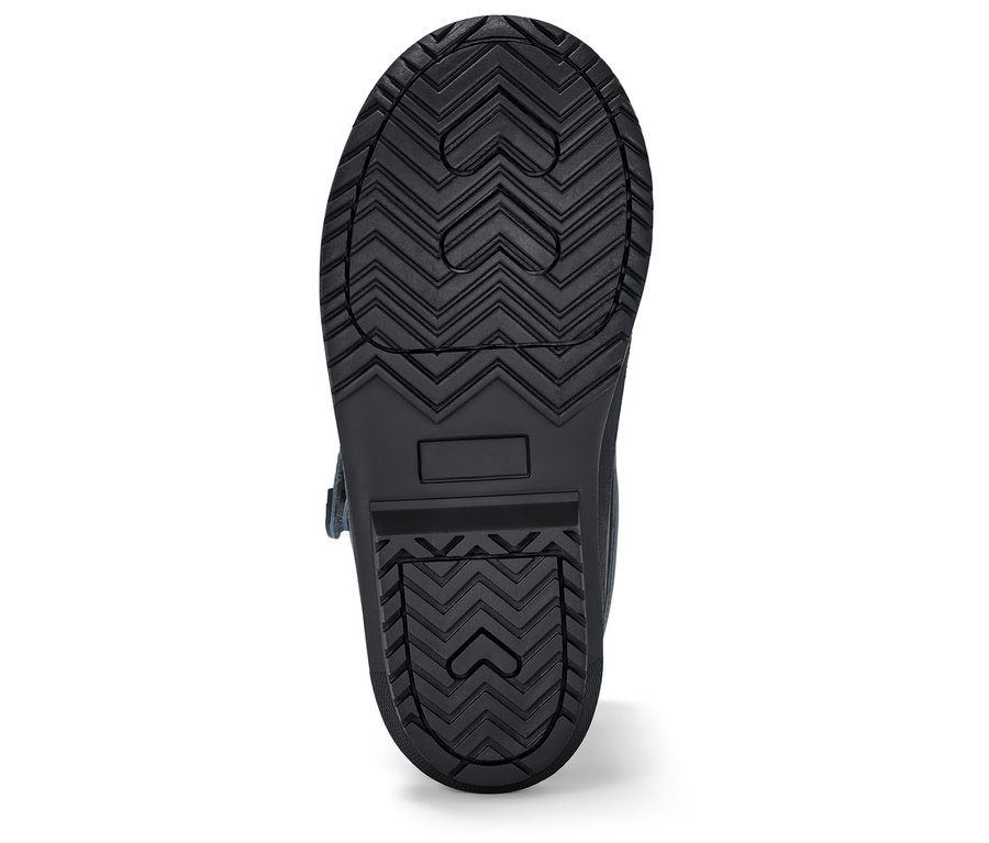 Podeszwa czarnego buta z geometrycznym wzorem serca.