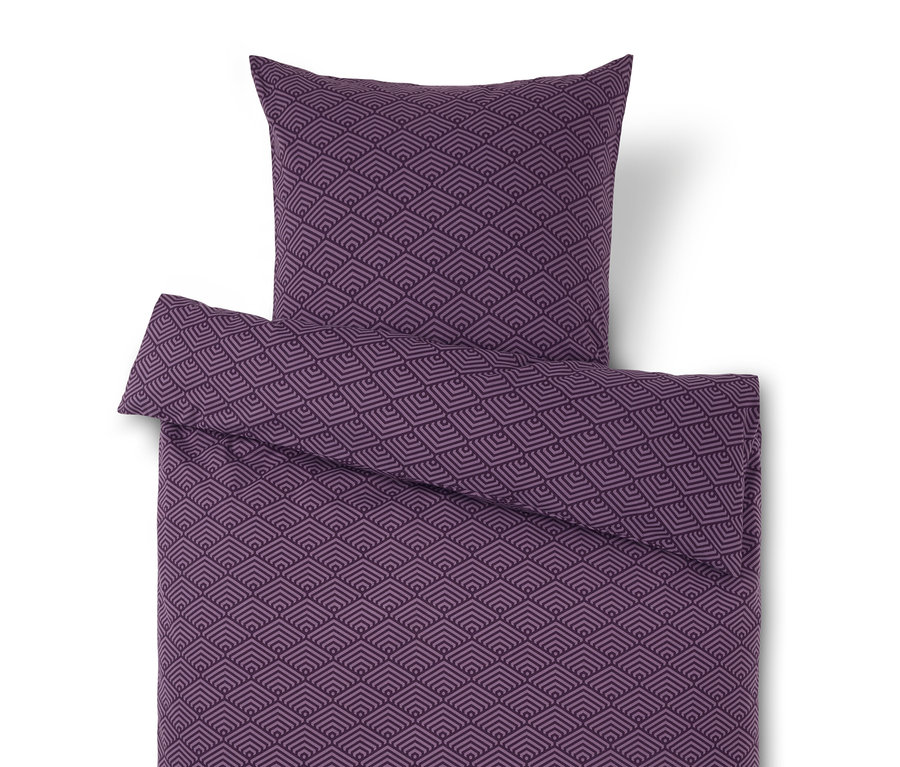 Fioletowa pościel z geometrycznym wzorem.