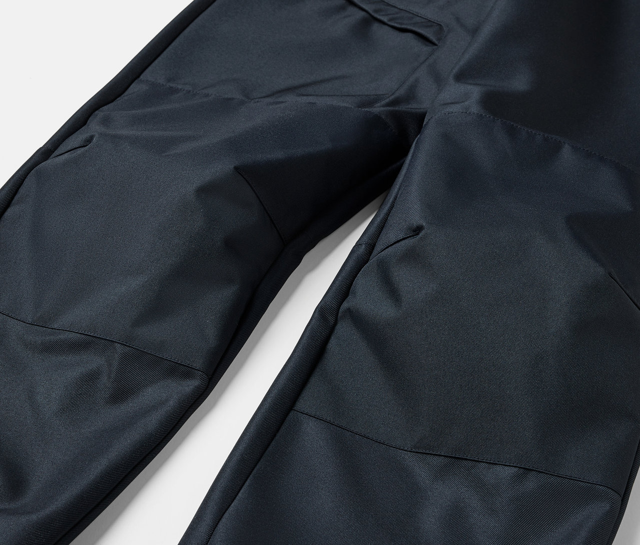 Szczegół spodni softshellowych dla dzieci.