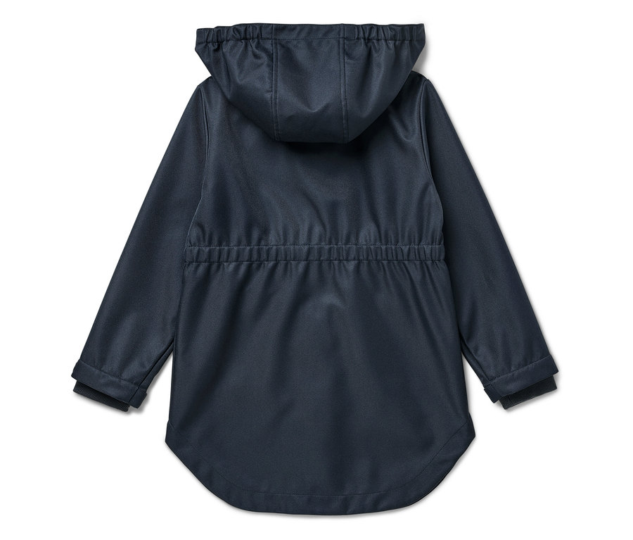 Granatowy softshellowy płaszcz dziecięcy z kapturem, widok z tyłu.