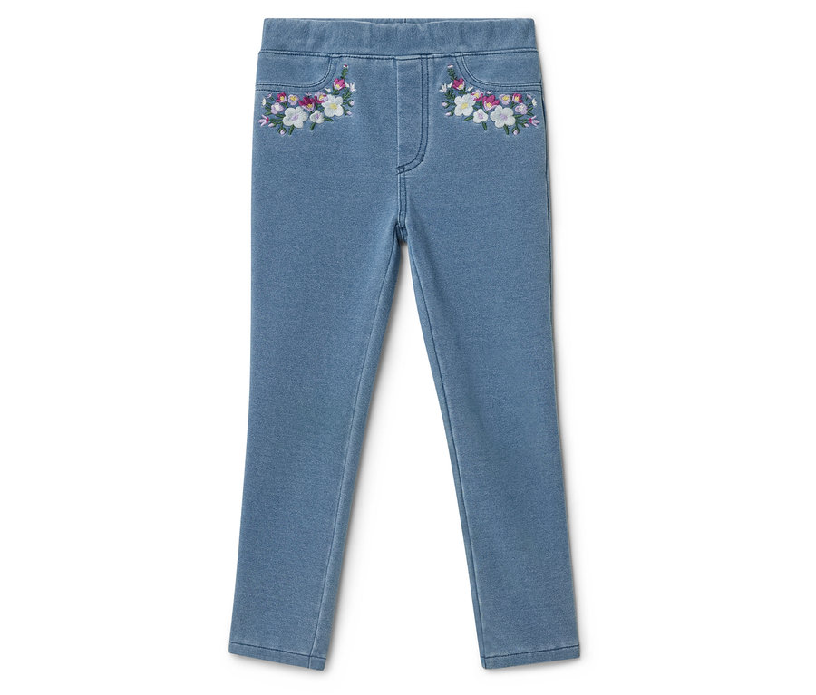 Jasne dżinsowe spodnie z kwiatowym haftem na kieszeniach.