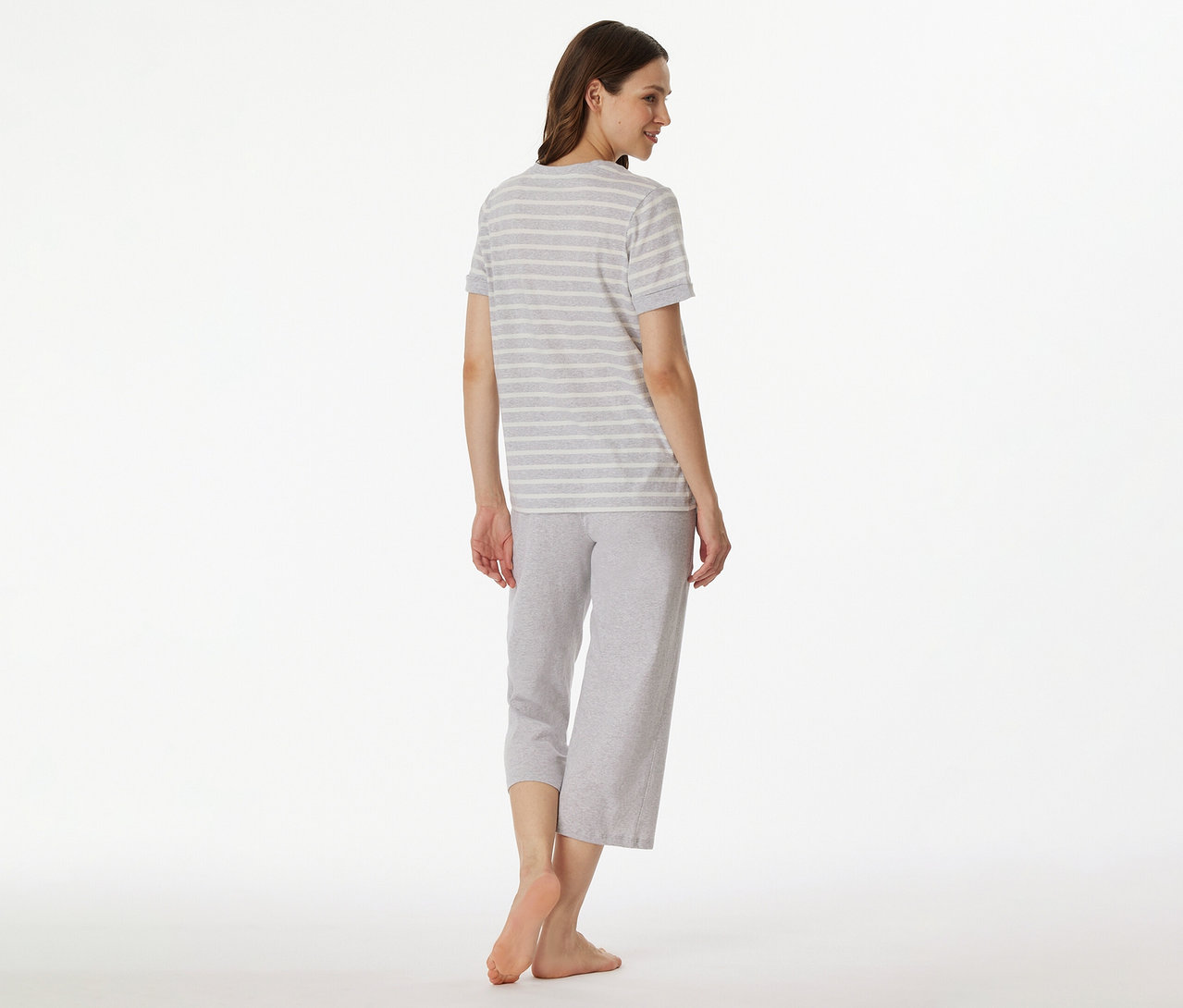 Kobieta od tyłu w piżamie 3/4 SCHIESSER w szaro-białe paski.