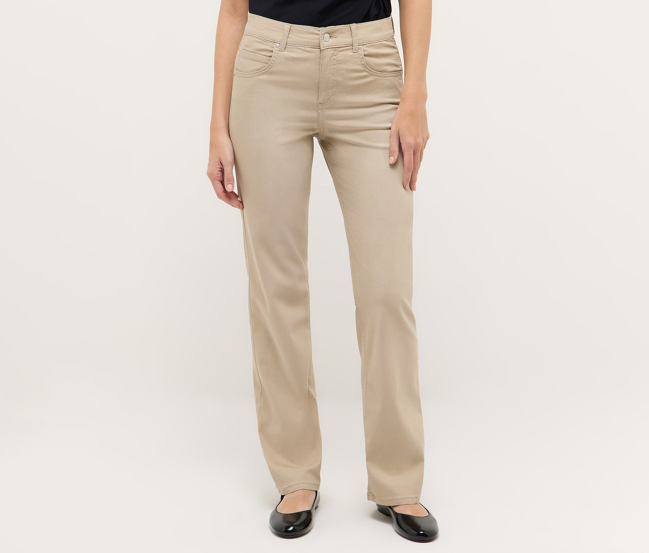 Kobieta ma na sobie beżowe dżinsy Angels „Lara”, Straight Fit.