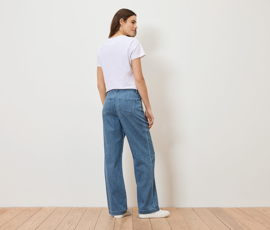 Kobieta od tyłu w jeansach i T-shircie