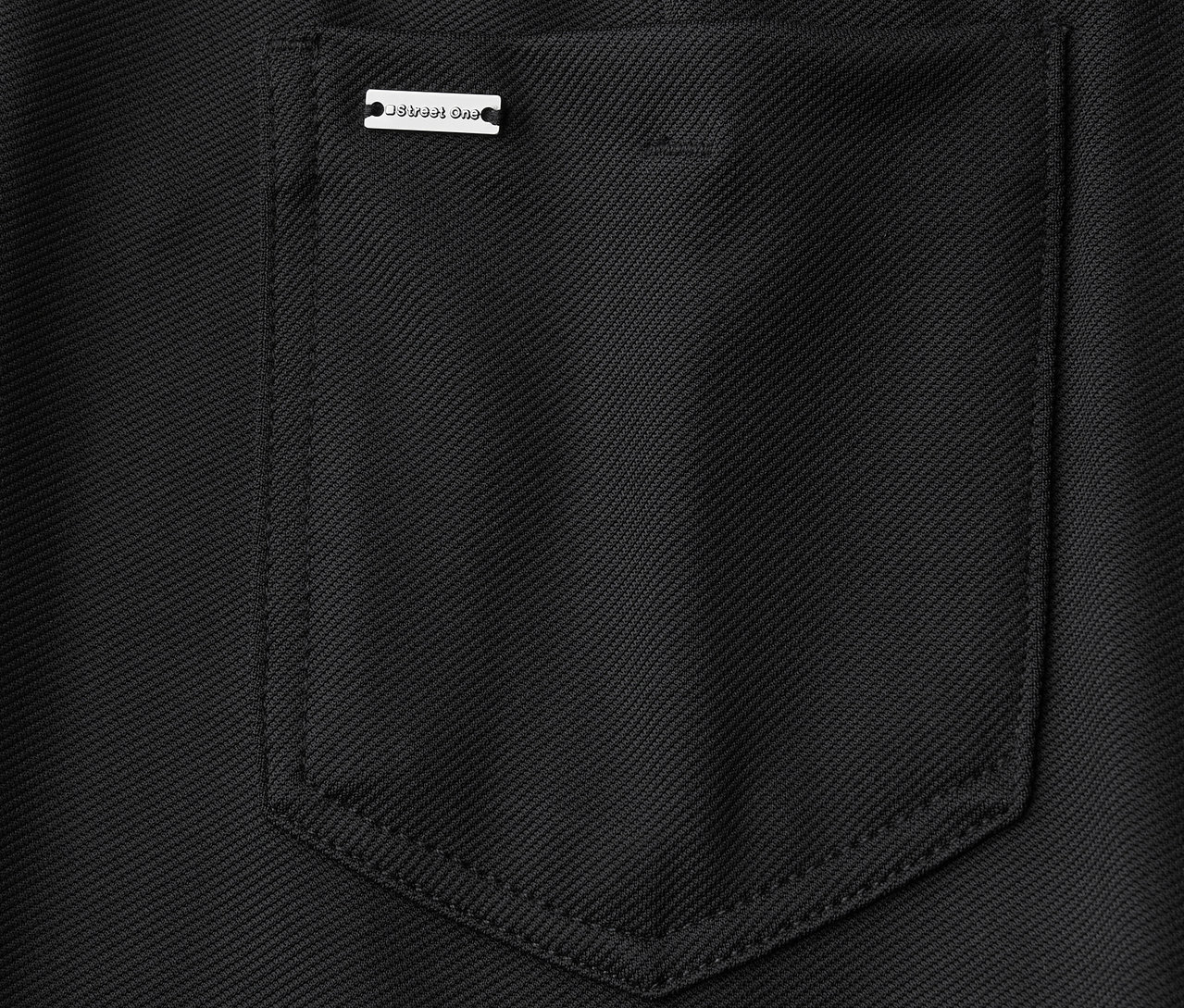 Szczegółowy widok czarnych spodni dzwonów od Street One, ukazujący kieszeń z tyłu.