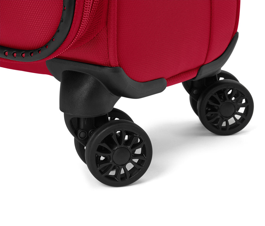 Zbliżenie na czarne kółka czerwonej walizki.