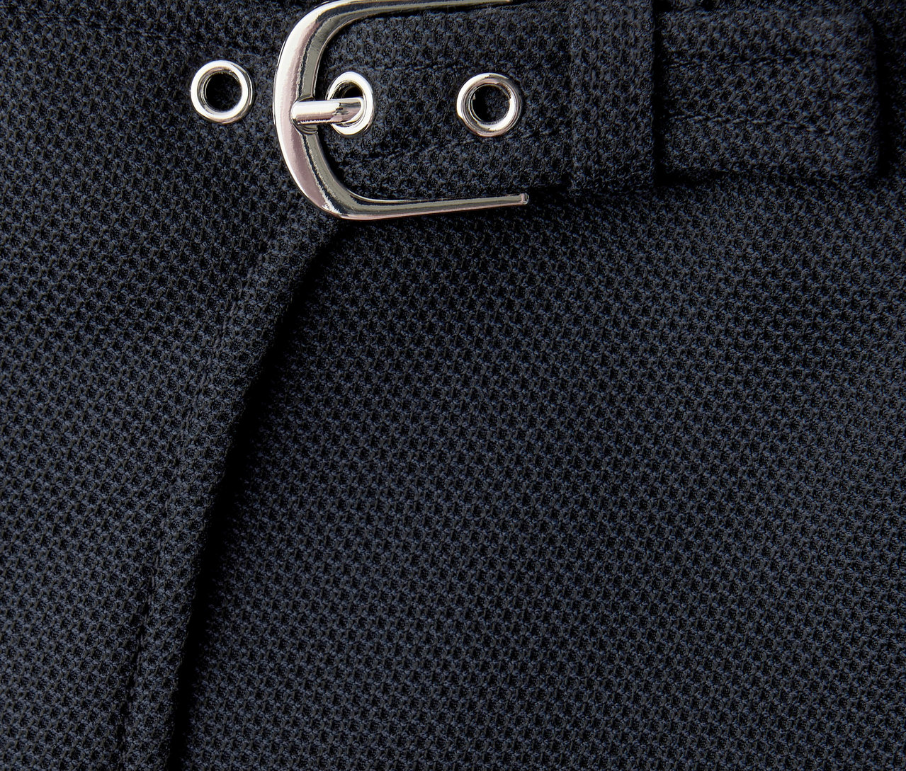 Zbliżenie na spódnico-spodnie Street One z srebrną klamrą i szlufkami.