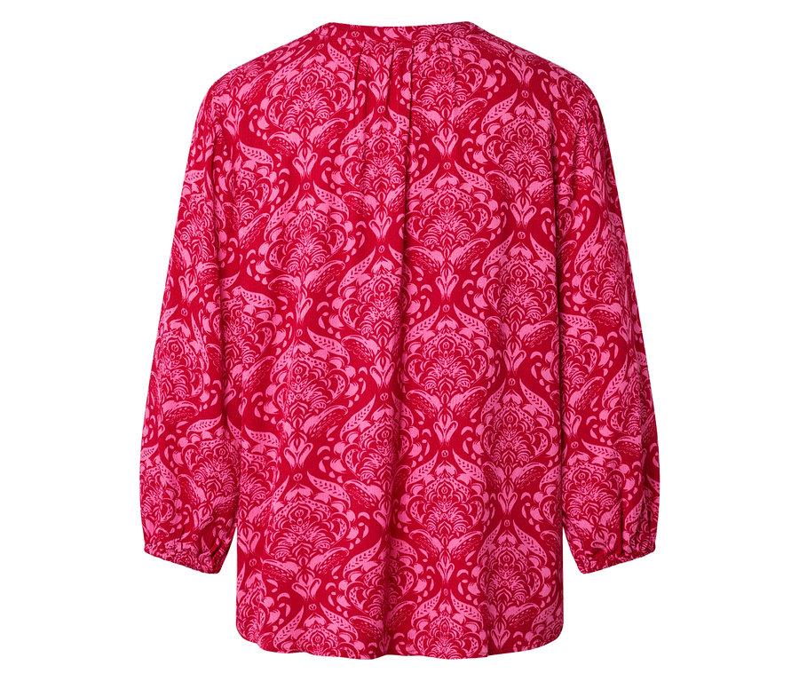 Widok z tyłu czerwonej bluzki w różowy wzór adamaszku.