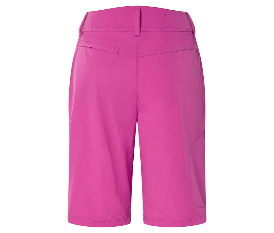 Zbliżenie na tył różowych szortów.