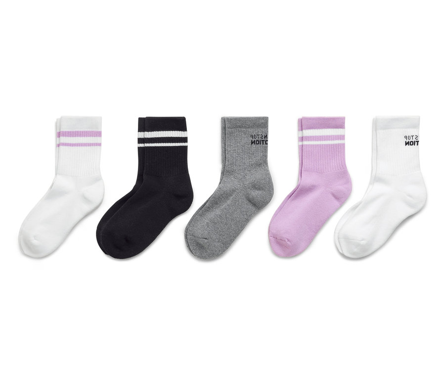 Pięć skarpet leży obok siebie: biała skarpeta z fioletowymi paskami, czarna skarpeta z białymi paskami, szara skarpeta z tekstem „Weź mnie”, fioletowa skarpeta z białymi paskami i biała skarpeta z tekstem „Weź mnie”.