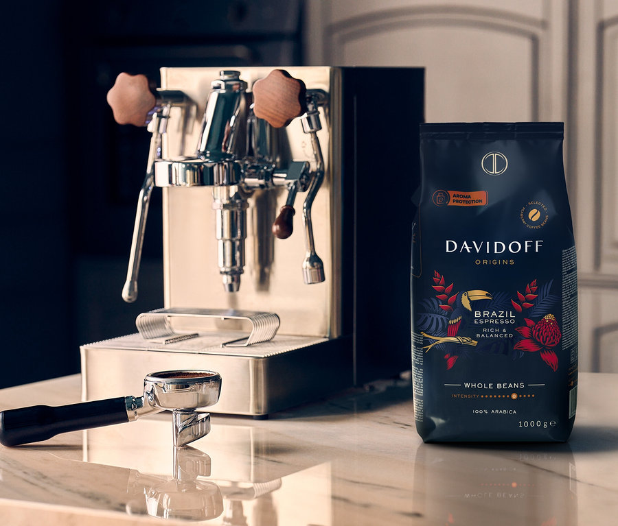 Na marmurowej płycie stoi ekspres do kawy obok paczki kawy ziarnistej DAVIDOFF CAFÉ ORIGINS Brazil - 1x 1000 g.