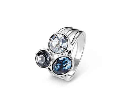 Srebrny pierścionek wysadzany kryształami marki Swarovski® z trzema kamieniami, jednym białym i dwoma niebieskimi.