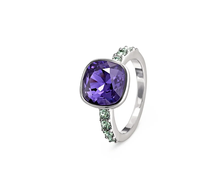 Srebrny pierścionek zdobiony kryształami Swarovski® z fioletowym kamieniem pośrodku.