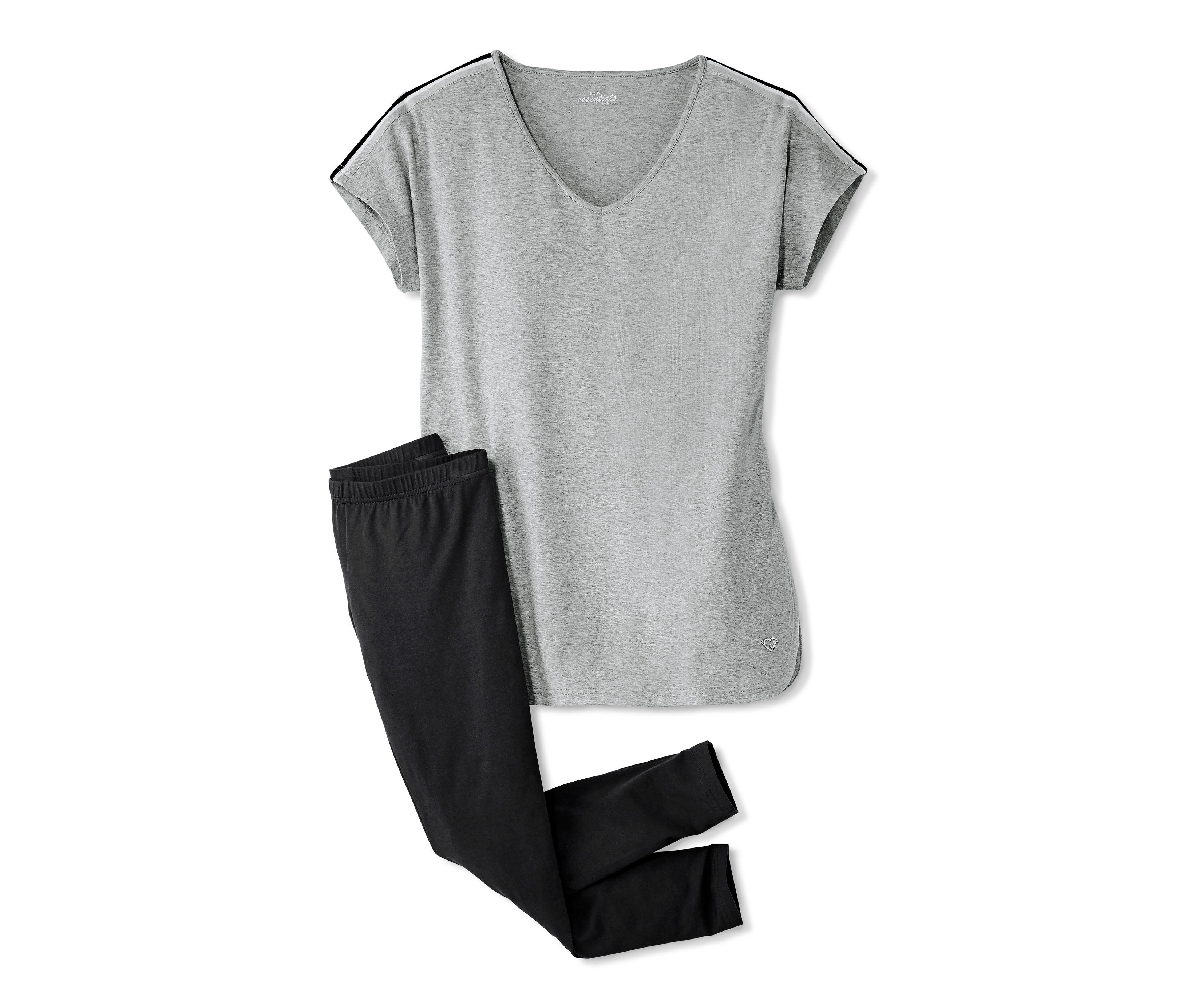 Szara piżama z czarnymi legginsami.