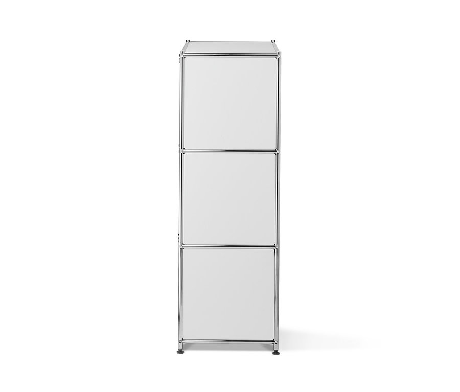 Biały metalowy regał z trzema półkami zamykanymi klapami.