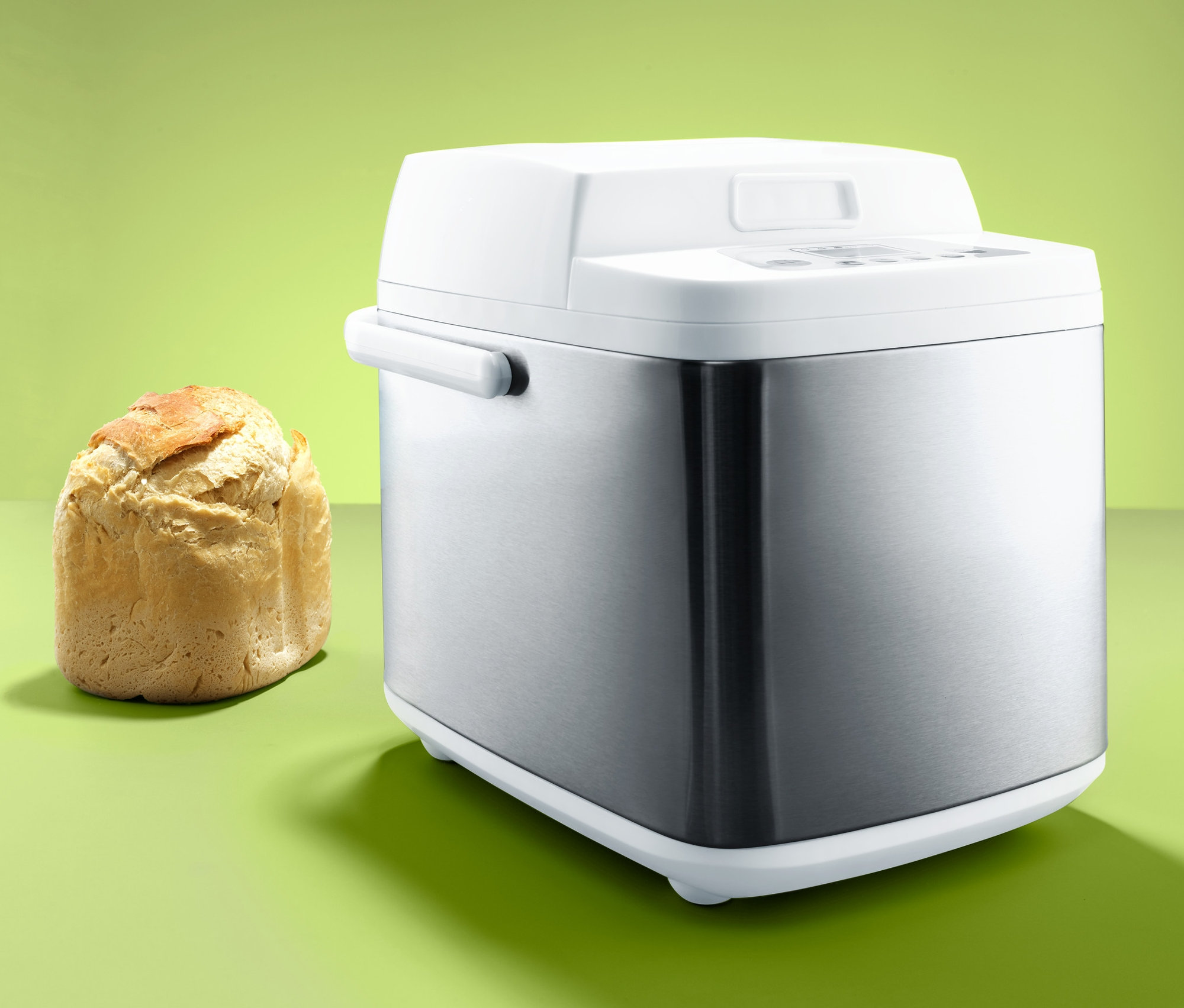 Urządzenie do pieczenia chleba obok upieczonego chleba.