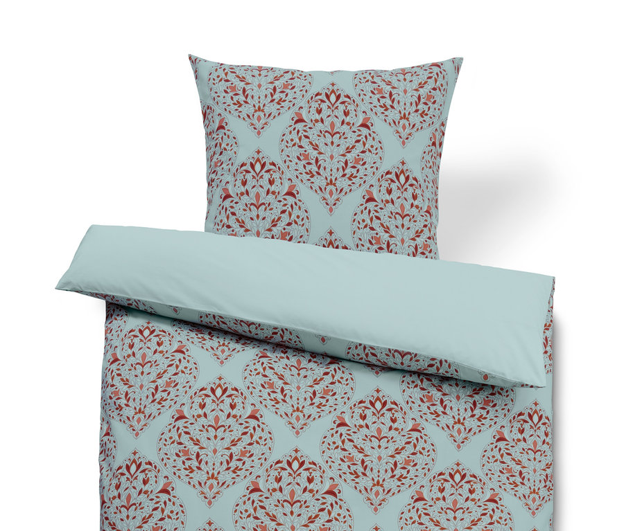 Jasnoniebieska pościel z ornamentowym wzorem.