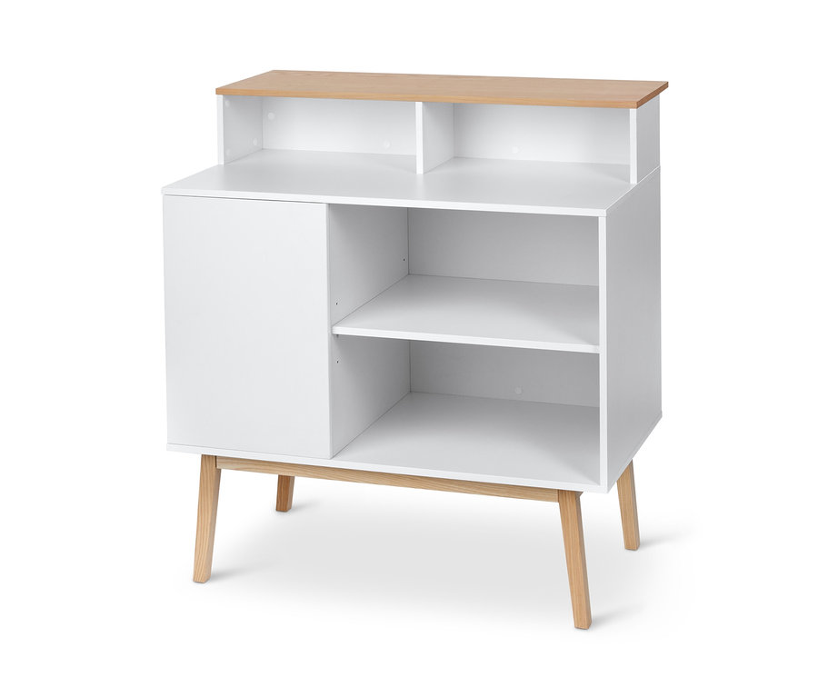 Biały bar z ladą ma drzwi i otwarte półki.