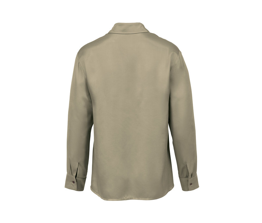 Widok z tyłu khaki bluzki koszulowej.