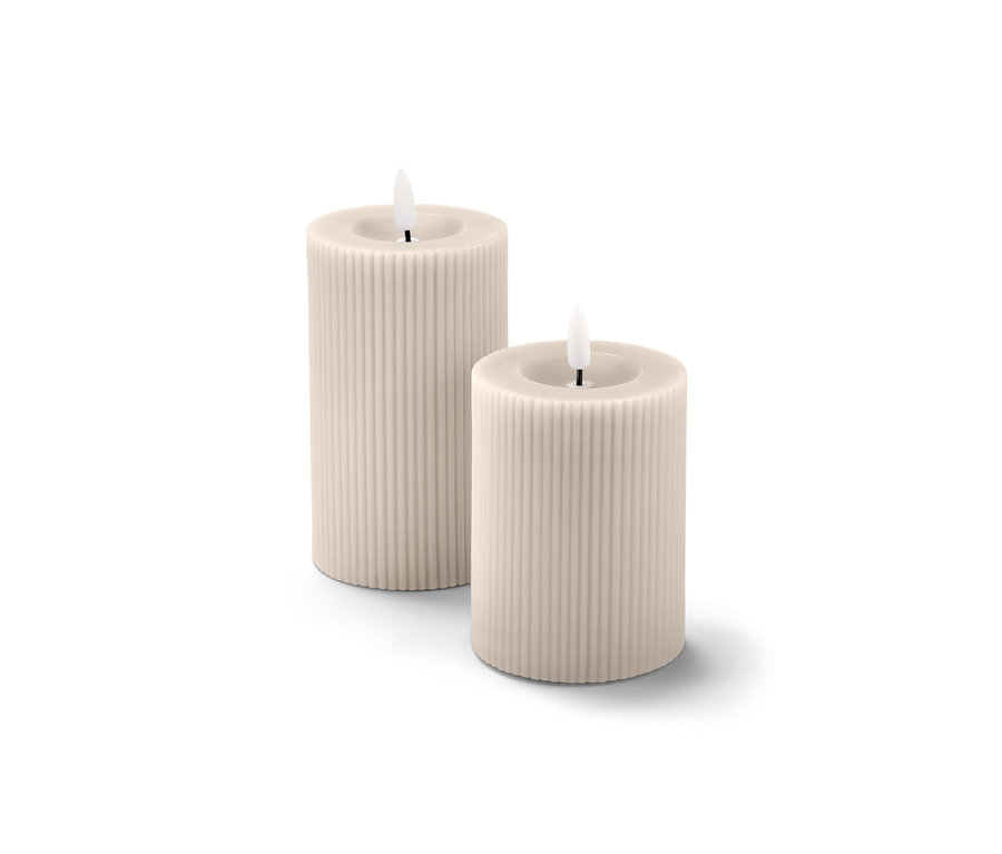 Dwie świece LED z prawdziwego wosku o żłobkowanej powierzchni.