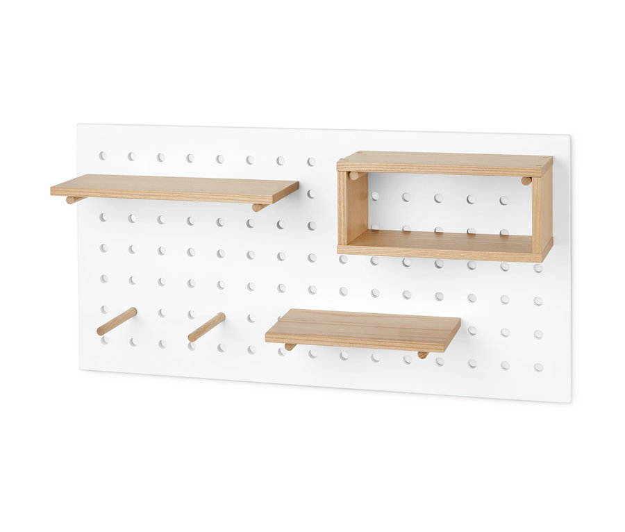 Biała płyta perforowana z drewnianymi półkami i kołkami.